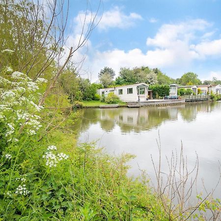 Fantastic Villa In Ooltgensplaat With Jetty 외부 사진