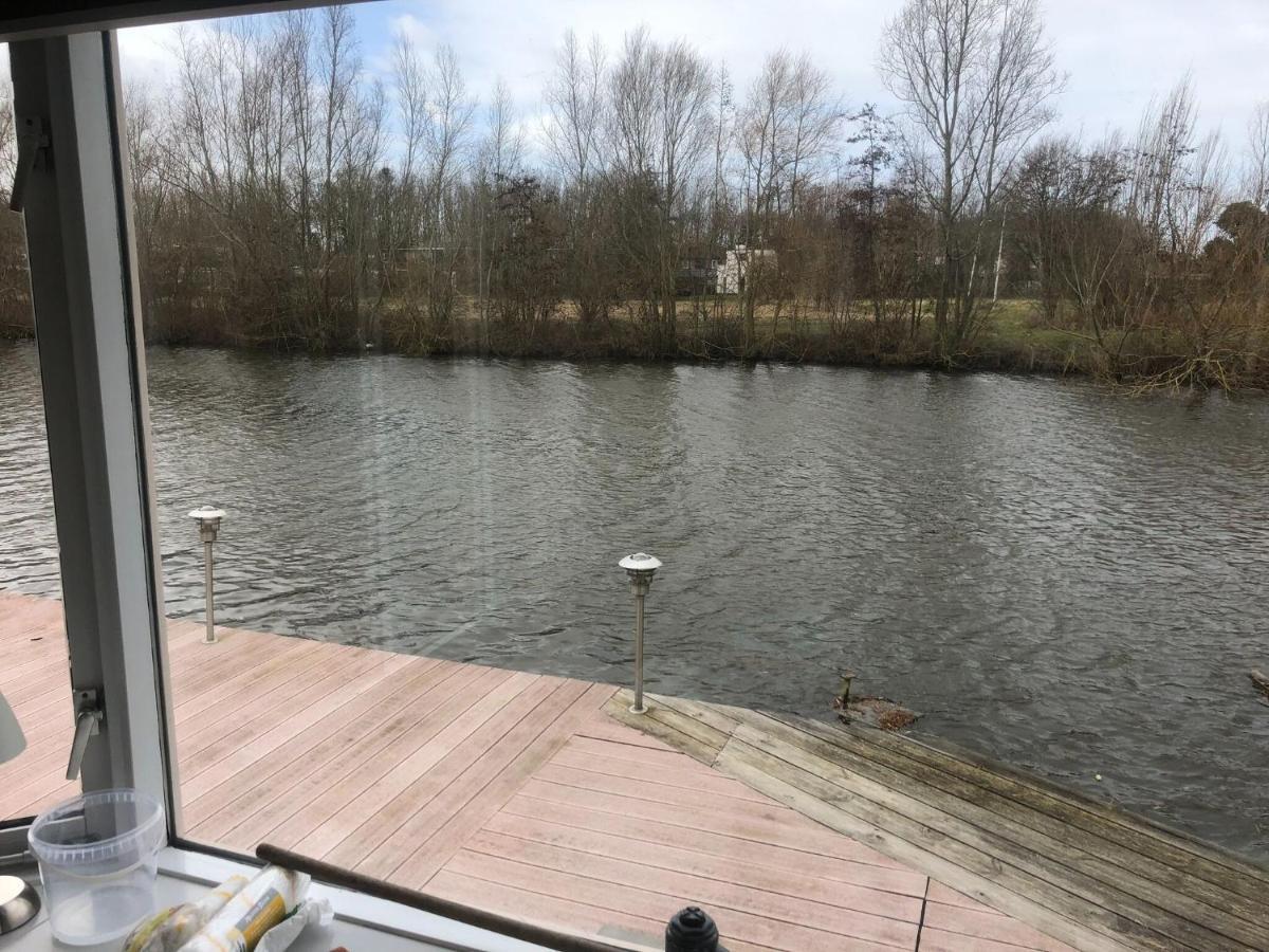 Fantastic Villa In Ooltgensplaat With Jetty 외부 사진