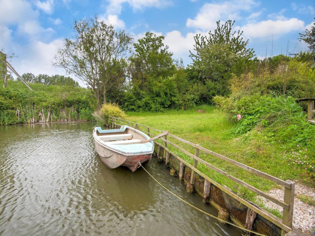 Fantastic Villa In Ooltgensplaat With Jetty 외부 사진