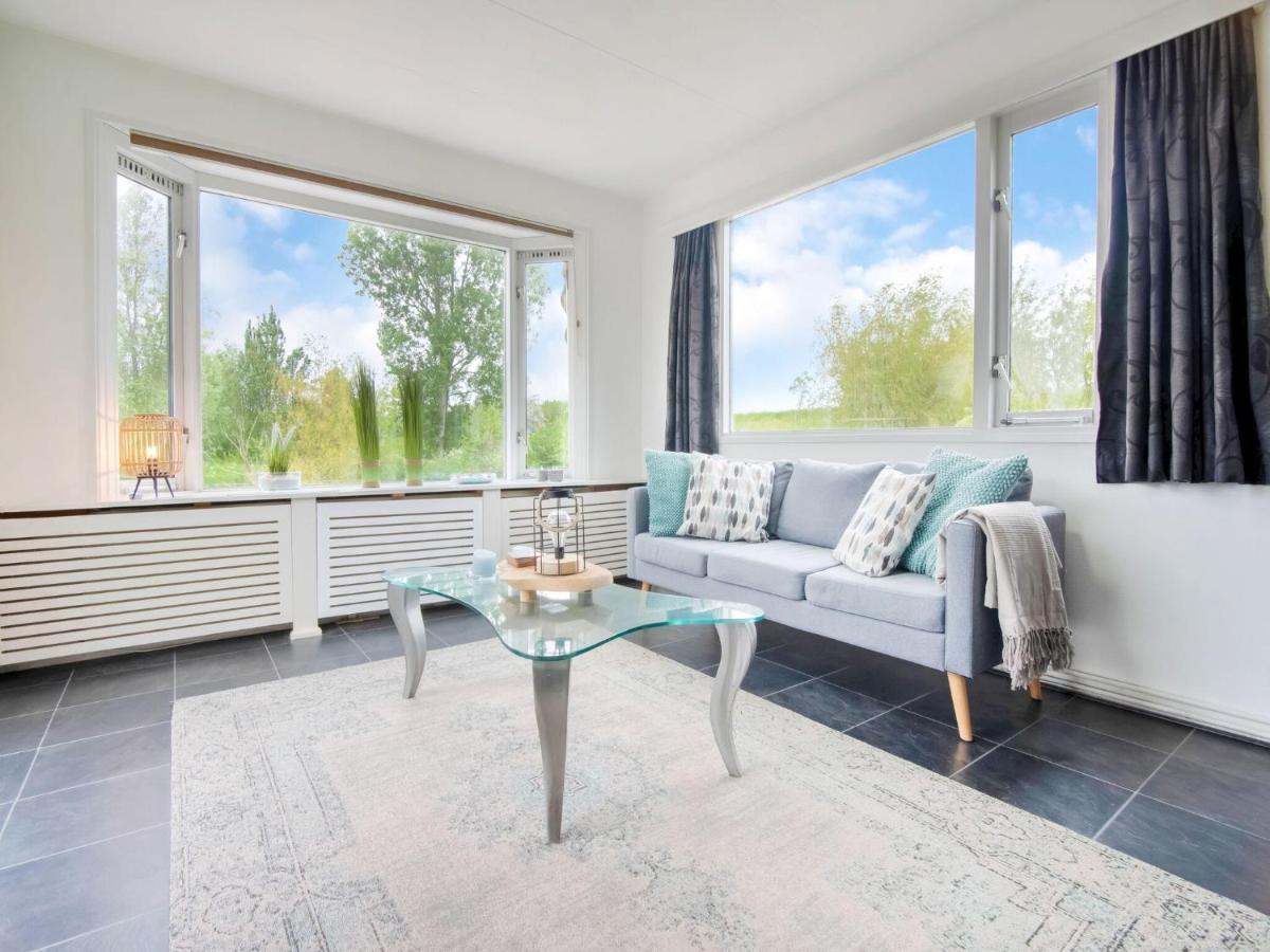 Fantastic Villa In Ooltgensplaat With Jetty 외부 사진