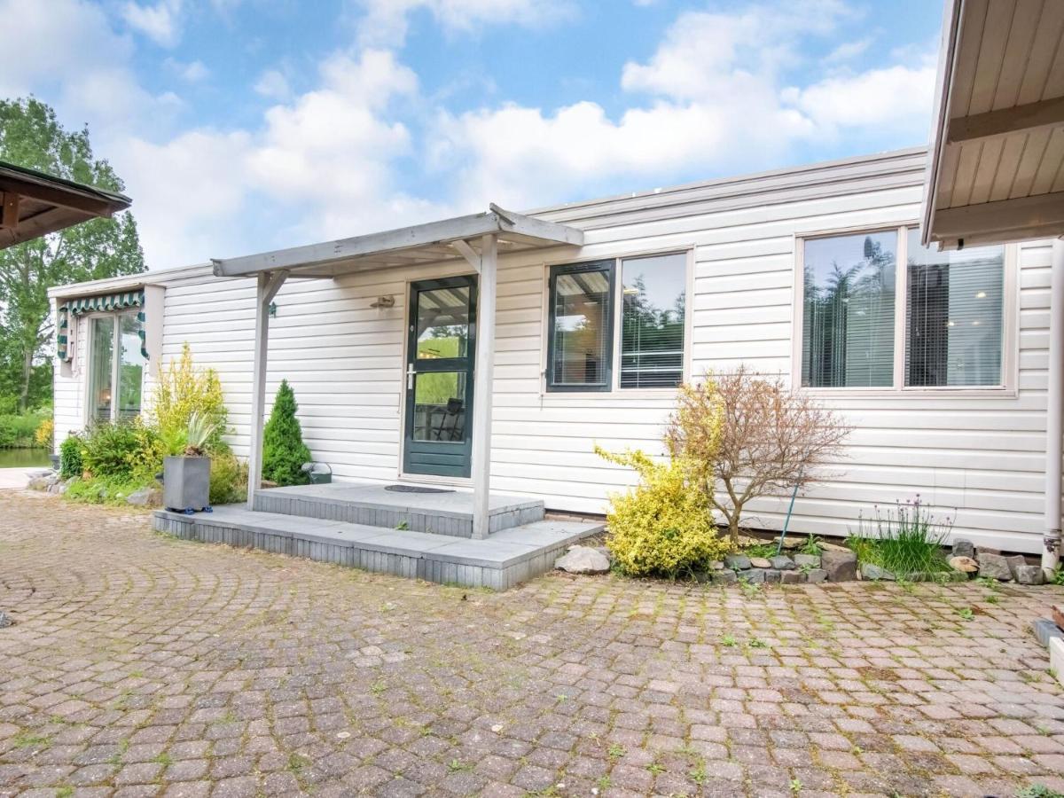 Fantastic Villa In Ooltgensplaat With Jetty 외부 사진