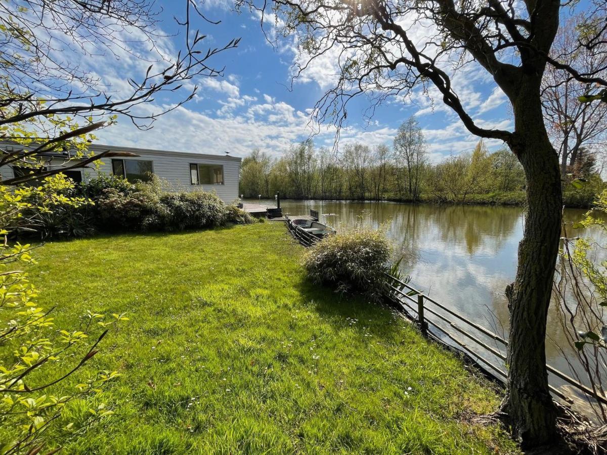 Fantastic Villa In Ooltgensplaat With Jetty 외부 사진