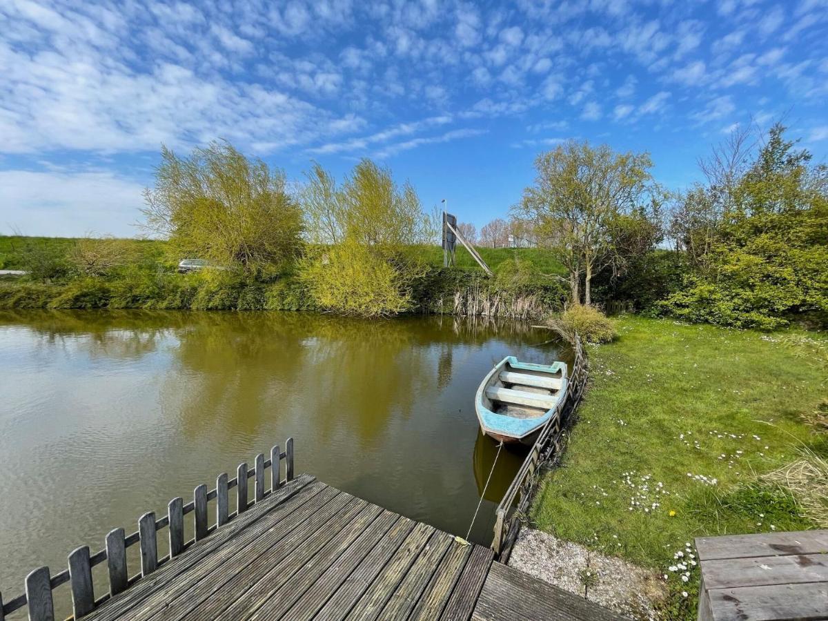 Fantastic Villa In Ooltgensplaat With Jetty 외부 사진