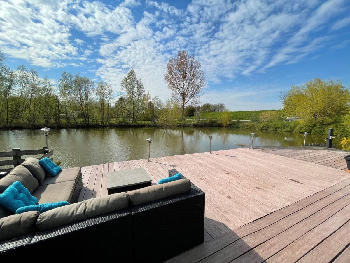 Fantastic Villa In Ooltgensplaat With Jetty 외부 사진