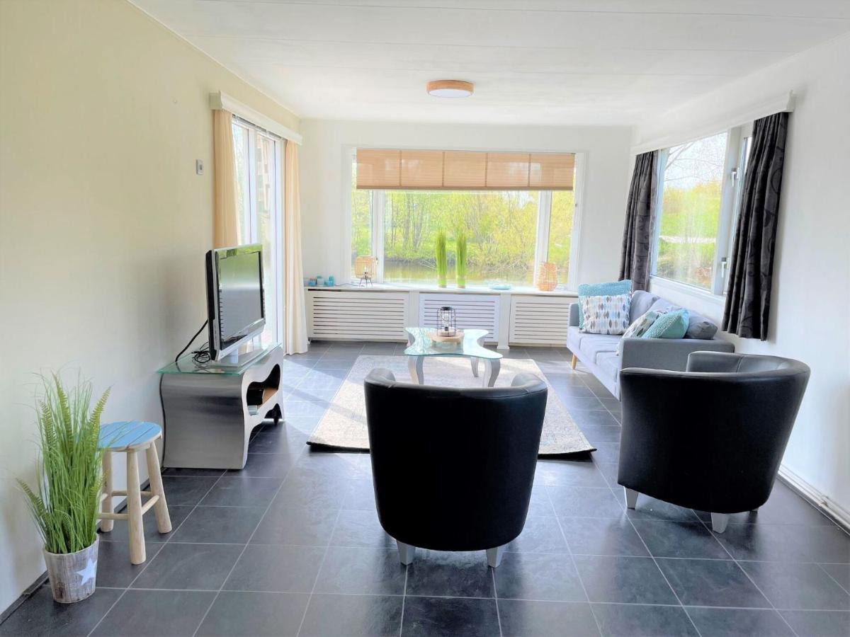 Fantastic Villa In Ooltgensplaat With Jetty 외부 사진