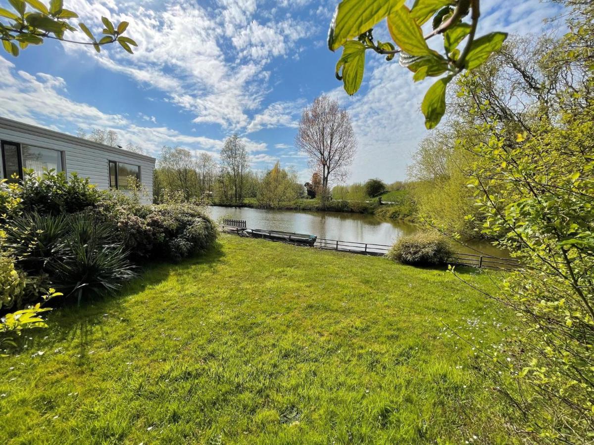 Fantastic Villa In Ooltgensplaat With Jetty 외부 사진